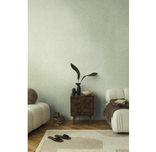 Interiér s nočním stolkem, dekorací a posezením pro útulnou atmosféru