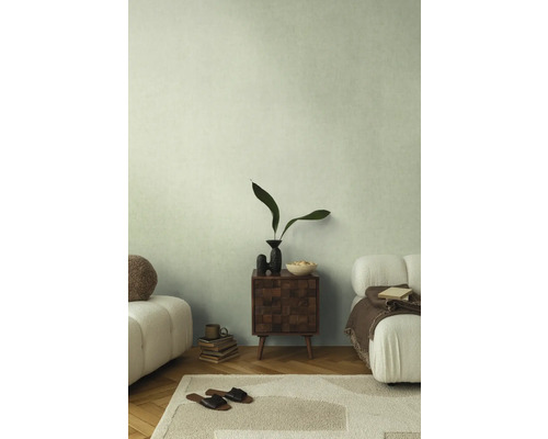 Interiér s nočním stolkem, dekorací a posezením pro útulnou atmosféru