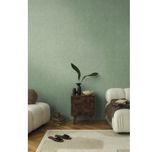 Světlý obývací pokoj se zelenou stěnou, dřevěným nočním stolkem a pohovkami