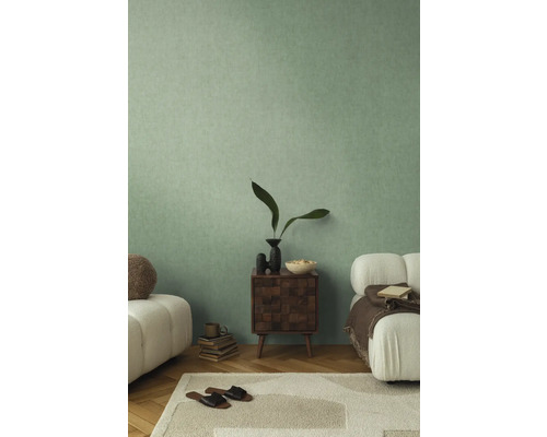 Světlý obývací pokoj se zelenou stěnou, dřevěným nočním stolkem a pohovkami