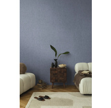 Dekorativní obývací pokoj s texturovaným nábytkem a nástěnnou tapetou.