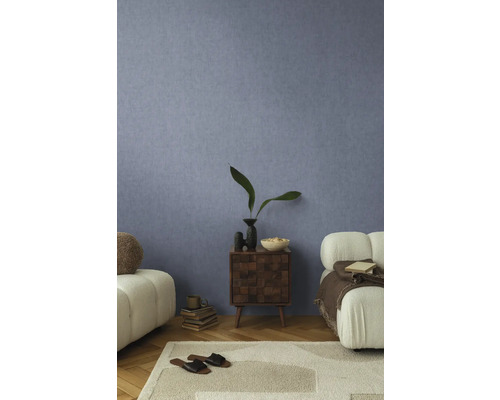 Dekorativní obývací pokoj s texturovaným nábytkem a nástěnnou tapetou.