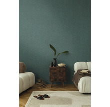 Obývací pokoj se stěnou, kobercem, pohovkou a komodou