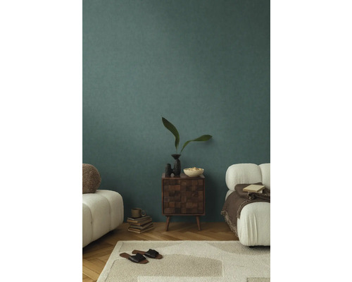 Obývací pokoj se stěnou, kobercem, pohovkou a komodou