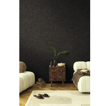 Obývací pokoj s tmavou tapetou, nočním stolkem a sedacím nábytkem pro útulnou atmosféru.