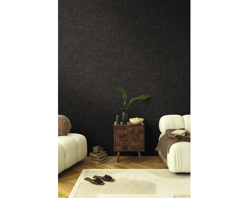 Obývací pokoj s tmavou tapetou, nočním stolkem a sedacím nábytkem pro útulnou atmosféru.