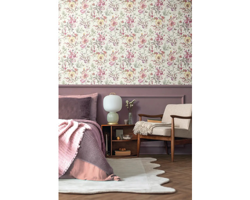 Ložnice s květinovou tapetou, postelí, křeslem a nočním stolkem