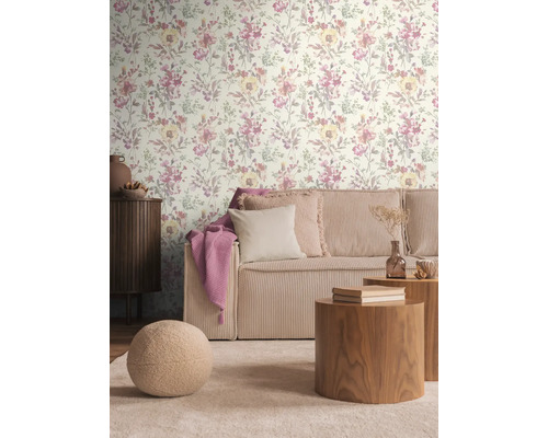 Obývací pokoj s květinovou tapetou, manšestrovou pohovkou a dřevěnými stolky