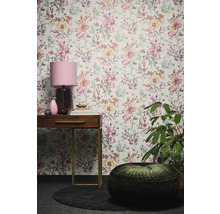 Pokoj s květinovou tapetou, psacím stolem, lampou a sedákem