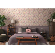 Ložnice s květinovou tapetou, postelí a dřevěným nábytkem pro útulnou atmosféru.