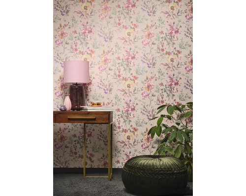 Pokoj s květinovou tapetou, konzole, lampa, pokojová rostlina a sedací polštář