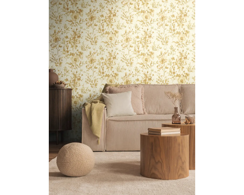 Obývací pokoj s květinovou tapetou, manšestrovou pohovkou, konferenčním stolkem a kobercem pro útulnou atmosféru