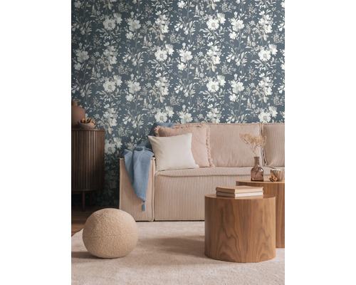 Obývací pokoj s květinovou tapetou, pohovkou a dřevěnými stoly