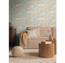 Obývací pokoj s květinovou tapetou, žebrovanou pohovkou a dřevěnými stoly