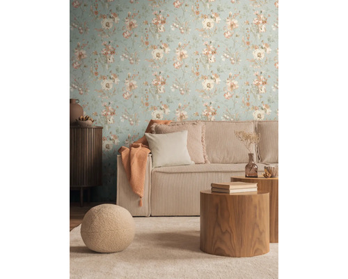 Obývací pokoj s květinovou tapetou, žebrovanou pohovkou a dřevěnými stoly