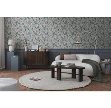 Obývací pokoj s tapetou se vzorem, pohovkou, kobercem a dřevěnými prvky pro útulnou atmosféru