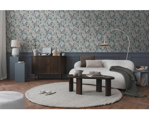 Obývací pokoj s tapetou se vzorem, pohovkou, kobercem a dřevěnými prvky pro útulnou atmosféru