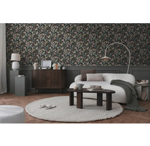 Obývací pokoj s květinovou tapetou, pohovkou, kobercem a dřevěnými prvky pro útulnou atmosféru