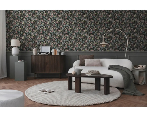 Obývací pokoj s květinovou tapetou, pohovkou, kobercem a dřevěnými prvky pro útulnou atmosféru