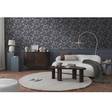 Obývací pokoj s květinovou tapetou, pohovkou a nábytkem