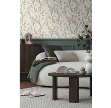 Obývací pokoj s květinovou tapetou, pohovkou a konferenčním stolkem