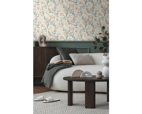 Obývací pokoj s květinovou tapetou, pohovkou a konferenčním stolkem