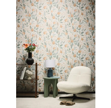 Ukázka interiéru s květinovou tapetou, křeslem, stolem a regálem.