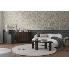 Obývací pokoj s květinovou tapetou, pohovkou, kobercem a dřevěným nábytkem pro útulnou atmosféru.