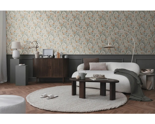 Obývací pokoj s květinovou tapetou, pohovkou, kobercem a dřevěným nábytkem pro útulnou atmosféru.