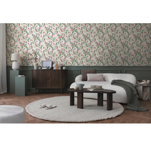 Dekorativní obývací pokoj s tapetou se vzorem, pohovkou a dřevěným nábytkem.