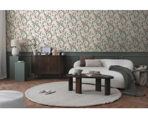 Dekorativní obývací pokoj s tapetou se vzorem, pohovkou a dřevěným nábytkem.