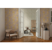 Světlý obývací pokoj se vzorovanou tapetou, křeslem a dřevěnou podlahou