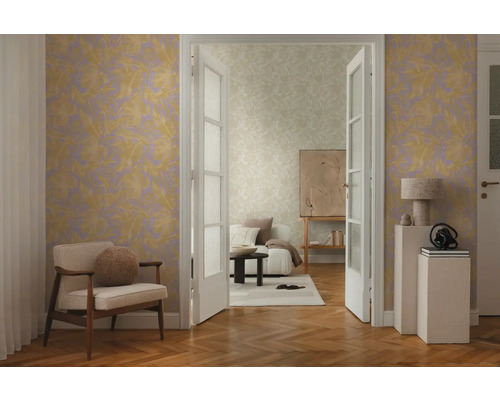 Světlý obývací pokoj se vzorovanou tapetou, křeslem a dřevěnou podlahou