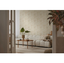 Obývací pokoj s béžovou vzorovanou tapetou, pohovkou, konferenčním stolkem a pokojovými rostlinami pro světlou a organizovanou atmosféru