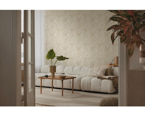 Obývací pokoj s béžovou vzorovanou tapetou, pohovkou, konferenčním stolkem a pokojovými rostlinami pro světlou a organizovanou atmosféru