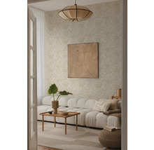 Obývací pokoj s vzorovanou tapetou, pohovkou, stolem a dekorací