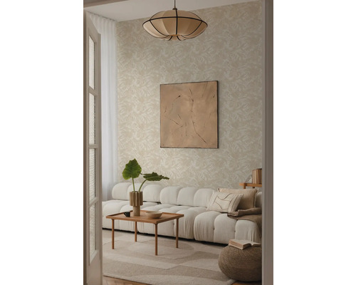 Obývací pokoj s vzorovanou tapetou, pohovkou, stolem a dekorací