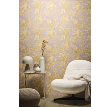 Ukázka interiéru s tapetou s listovým vzorem, křeslem a odkládacím stolkem.