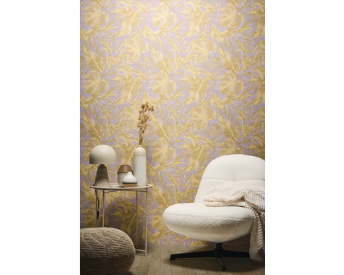 Ukázka interiéru s tapetou s listovým vzorem, křeslem a odkládacím stolkem.