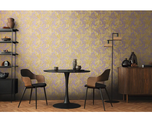 Jídelna s jídelním stolem, židlemi, regálem, komodou a tapetou s květinovým vzorem.