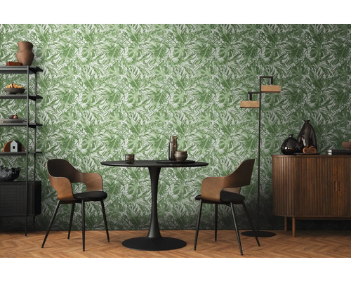 Obývací pokoj s jídelním stolem, židlemi, regálem, skříní a tapetou s rostlinným vzorem.