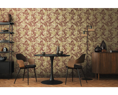 Dekorativní jídelna s nástěnnou tapetou se vzorem listů, jídelním stolem a židlemi