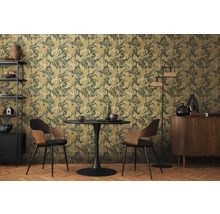 Jídelna s tapetou se vzorem listů, stůl, židle, police a komoda