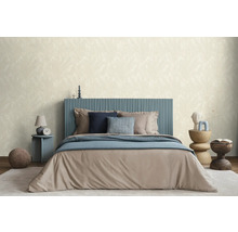 Ložnice s postelí, nočními stolky a tapetou se vzorem