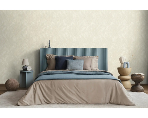 Ložnice s postelí, nočními stolky a tapetou se vzorem