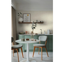 Světlá kuchyně s jídelním stolem a židlemi, nástěnná police s dekoracemi a zarámovaný obraz