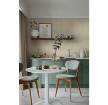 Světlá kuchyň s jídelním stolem a židlemi před zelenými skříněmi.