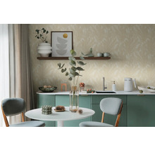 Světlá místnost s jídelním stolem, židlemi, kuchyňským pultem a tapetou s květinovým vzorem.