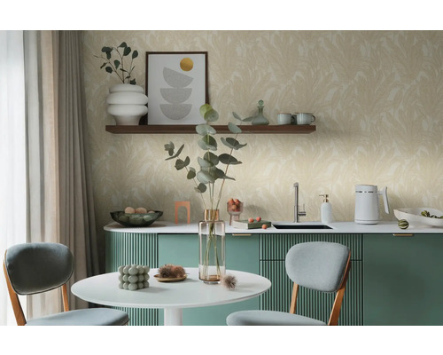 Světlá místnost s jídelním stolem, židlemi, kuchyňským pultem a tapetou s květinovým vzorem.