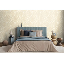 Ložnice s postelí, nočními stolky a vzorovanou tapetou.